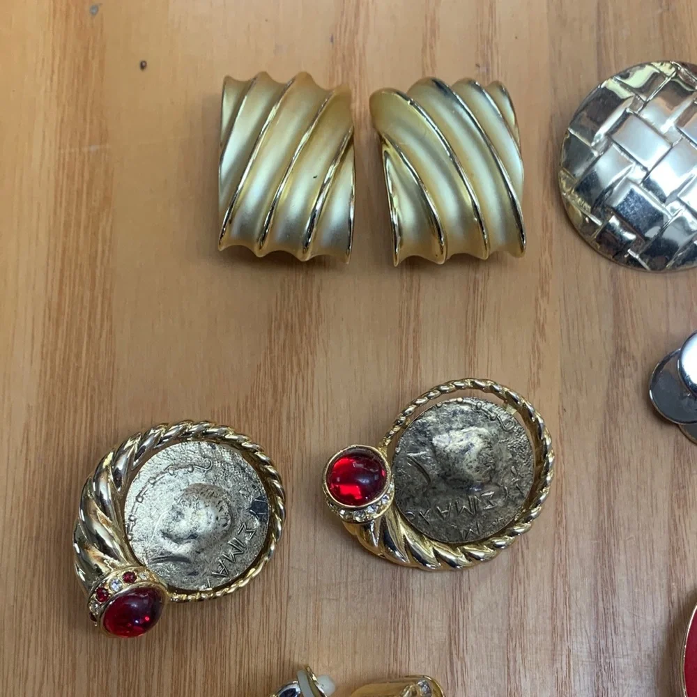 12 Pair Vintage Clip-on EarringsBeaded Metal Enamel Goldtone Silvertone - Picture 2 of 12